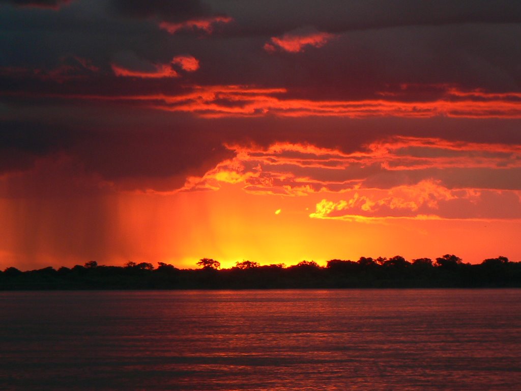 Atardecer de fuego frente a Bella Vista by titosand