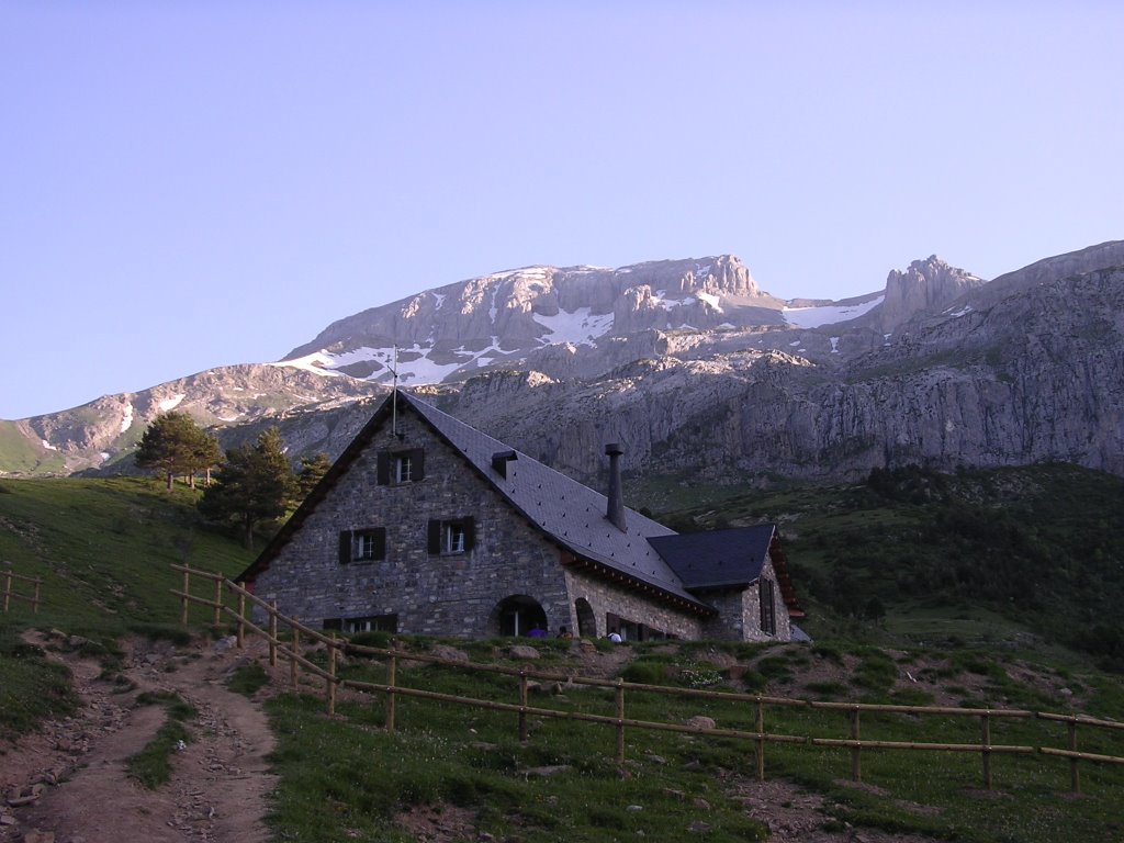 Refugio de Lizara, al fondo Bisaurín by Pascual Asensio Sánchez