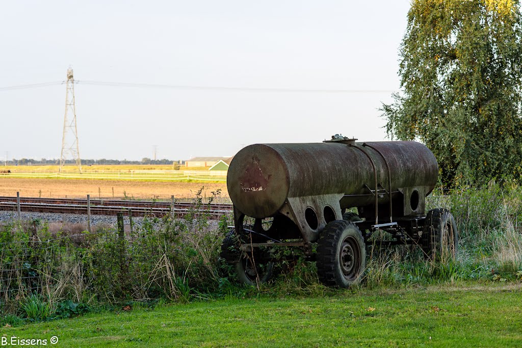 Een oude tankaanhanger. Meer info heb ik nog niet. by Berend-Jan Eissens