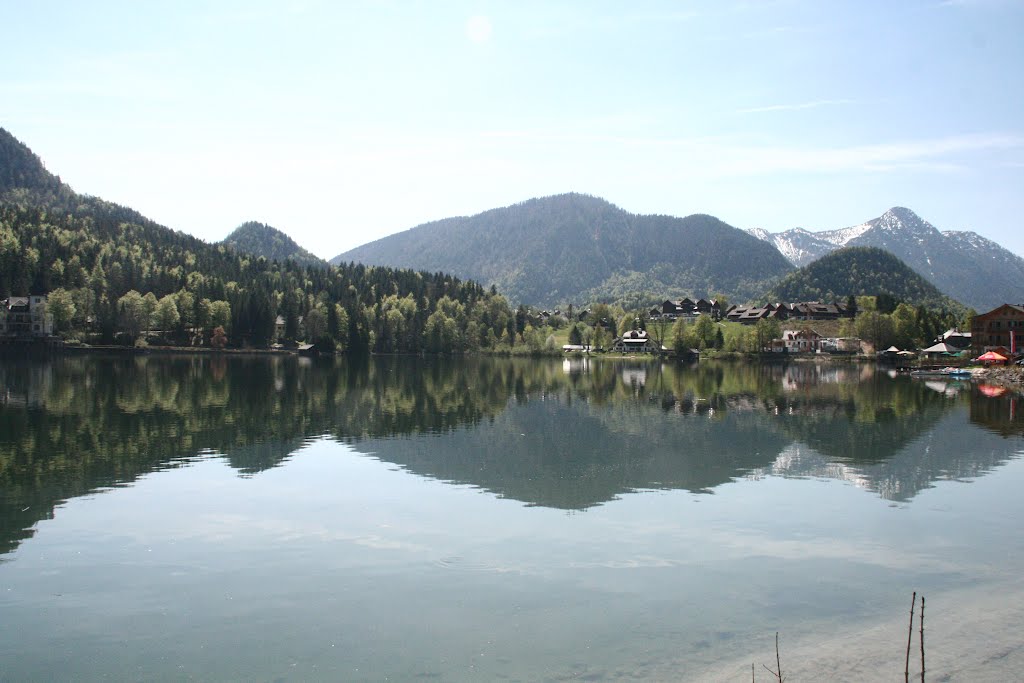 Grundlsee, april 2011 by tatzlwurm