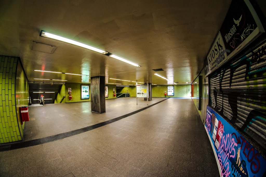 U-Bahn Reichenspergerplatz (Zwischenebene) by Nebelfechter