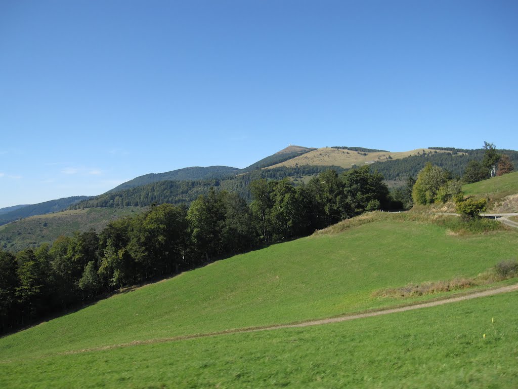 Route des Crêtes : le plus grand au milieu, c'est le Grand Ballon by TitTornade