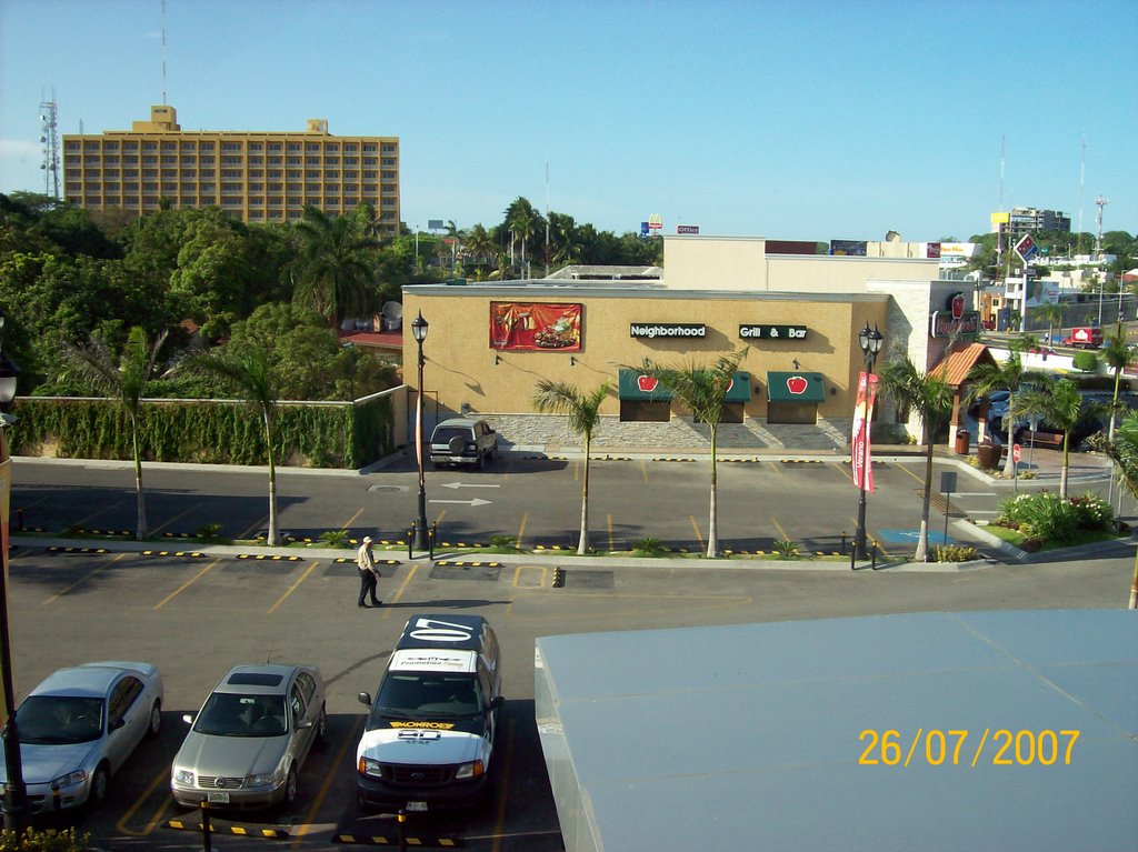 Vista desde el Hotel City Express hacia el Posada de Tampico by calzoncitosexy