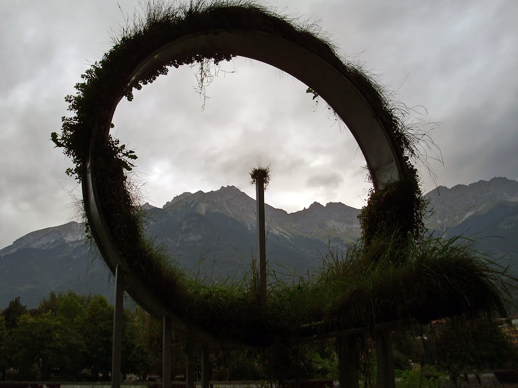 Innsbruck: Universitäts-Kunst mit Blick auf Karwendel-Gebirge by Maierzwo