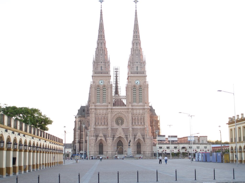 Catedral Nossa Sra. de Lujan by Eduardo Grigôlo