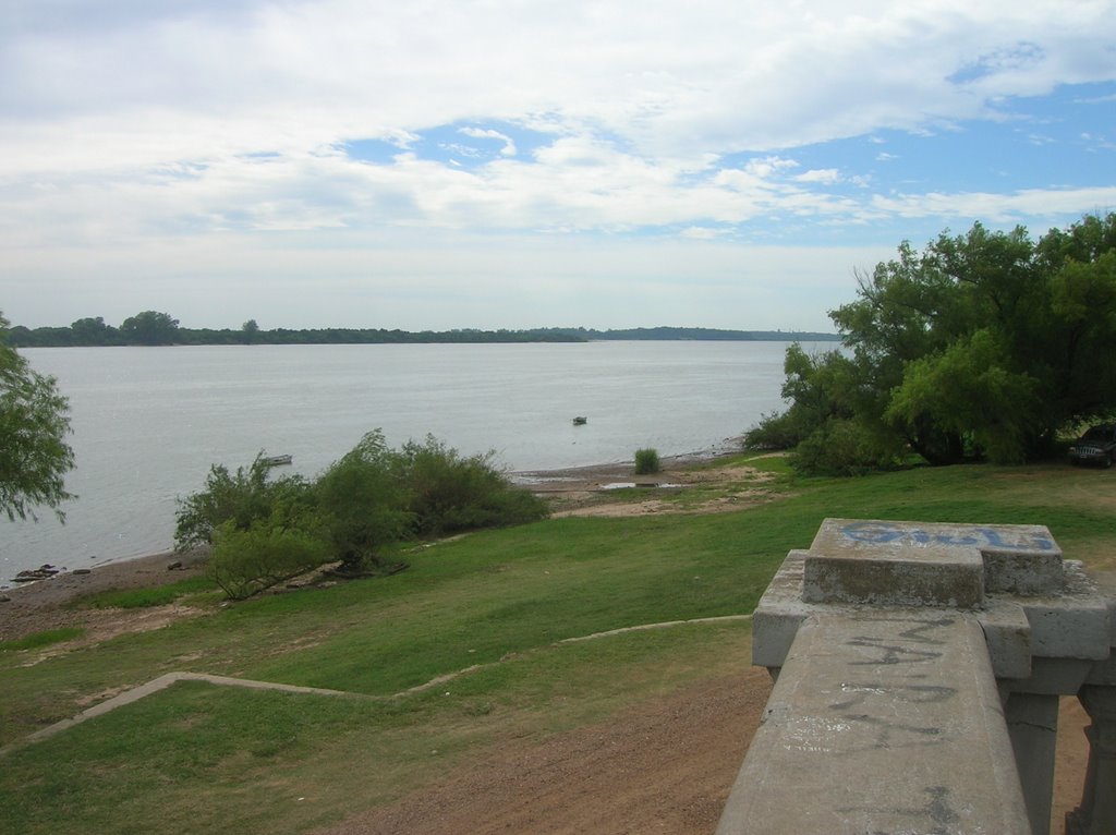 Vista del río y costa desde el Mirador Saboya / Lautaro by Lautaro Tessi