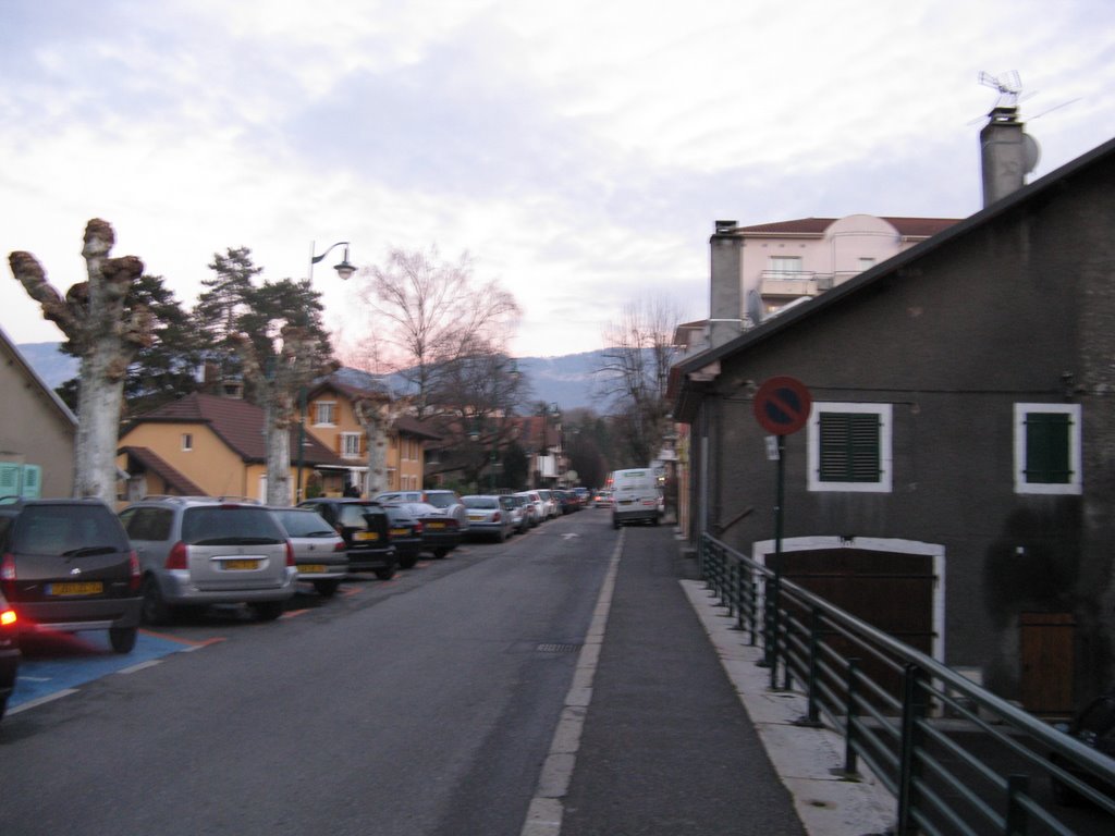 Avenue de Ternier direction feux de circulation by Paul Myers