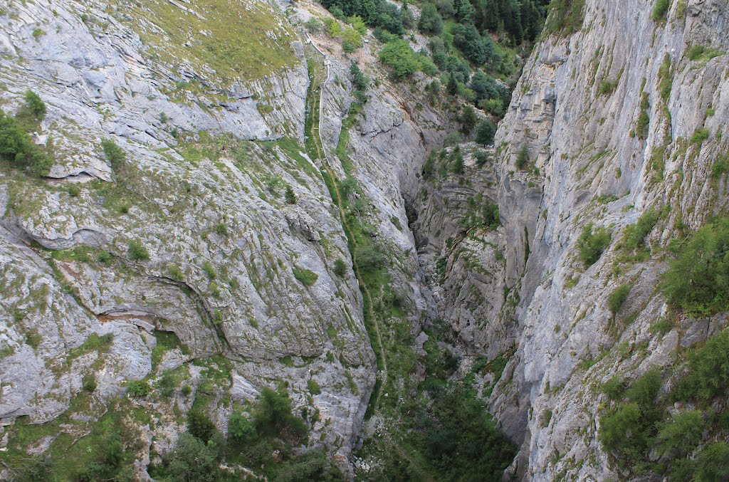 Ayent - Barrage du Rawyl - prise de vue en aplomb de la muraille by Charly-G. Arbellay