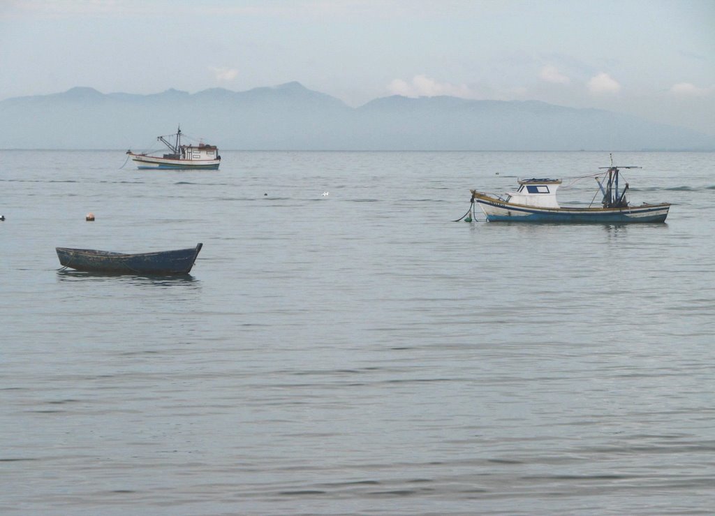 Early morning boats in Praia Morrinhos by thearnie