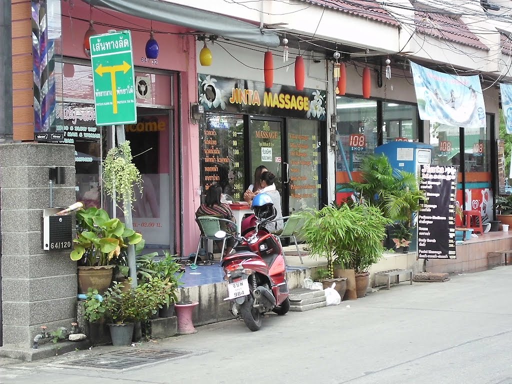 Pausen und essen vor dem Shop, Juli 2012 by International_Nettester