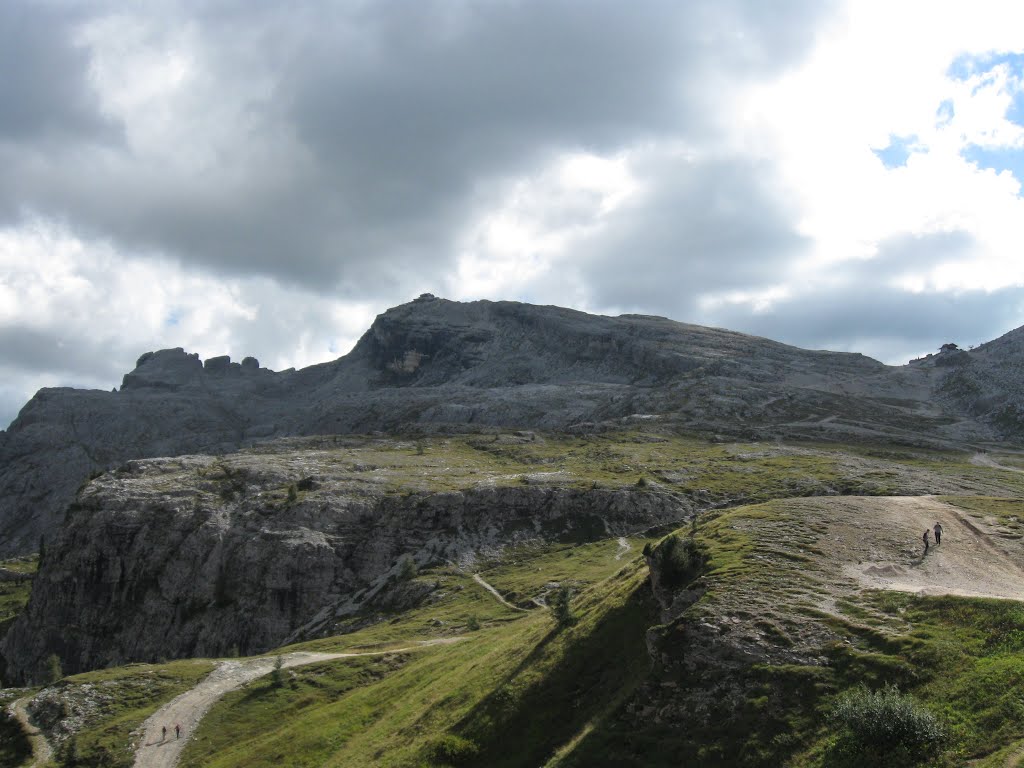 Il rifugio Averau, il piu' vecchio delle Dolomiti by giuseppe marella