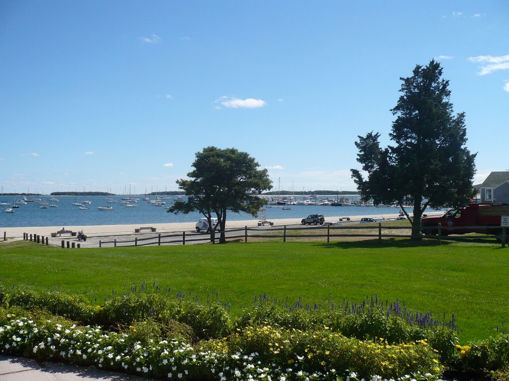 Hyannis - The beach near Veterans Park by D.Iv