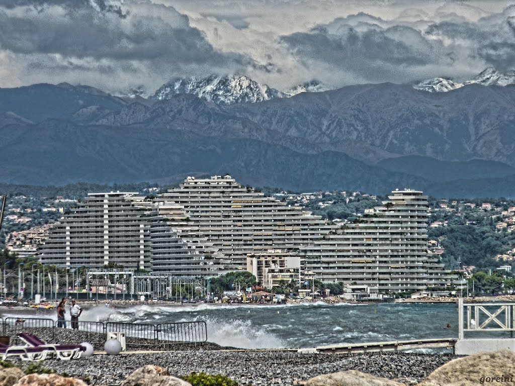 Blick 2 zum "Marina Baie des Anges" in V.-L. by Reinhard Schildhauer