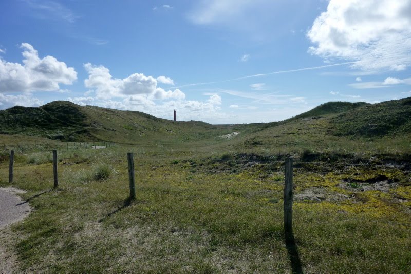 De duinen van Julianadorp met vuurtoren by Helmut Garnjost