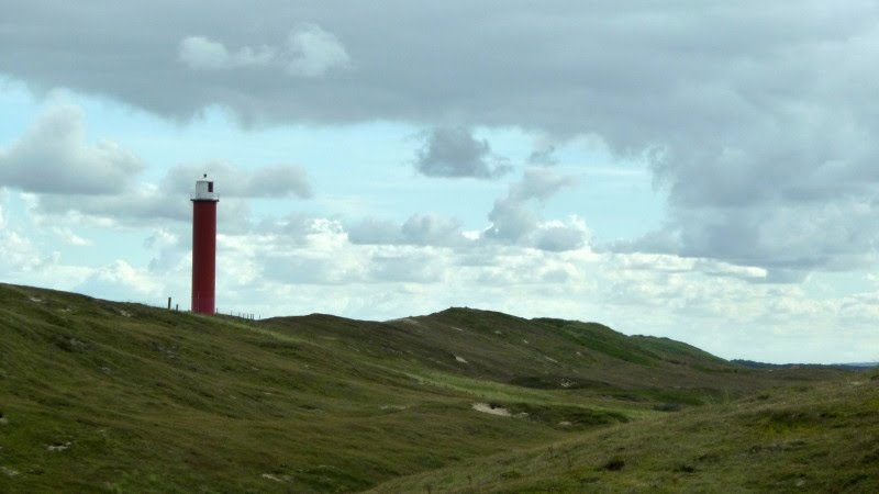 De vuurtoren van Julianadorp in de duinen by Helmut Garnjost