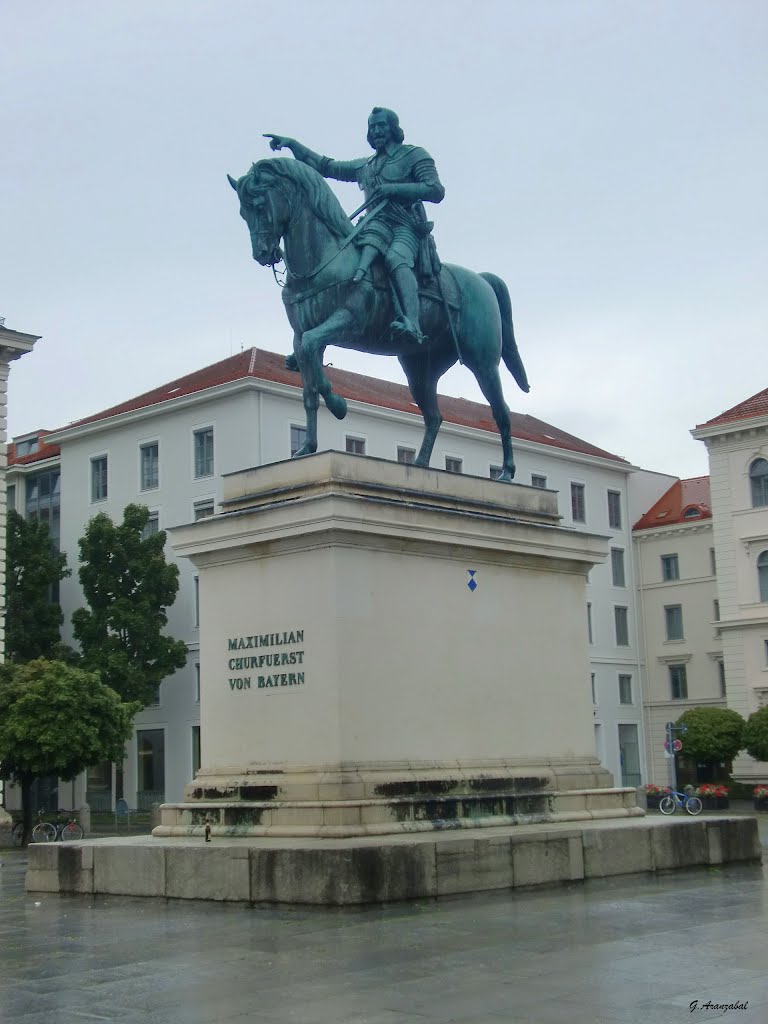 Denkmal für Maximiliam Churfuerst von Bayern. München by Gorka Aranzabal