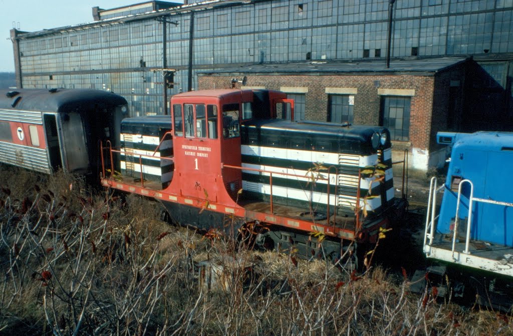 Springfield Terminal Railroad GE 44 Ton Locomotive No. 1 at North Billerica, MA by Scotch Canadian