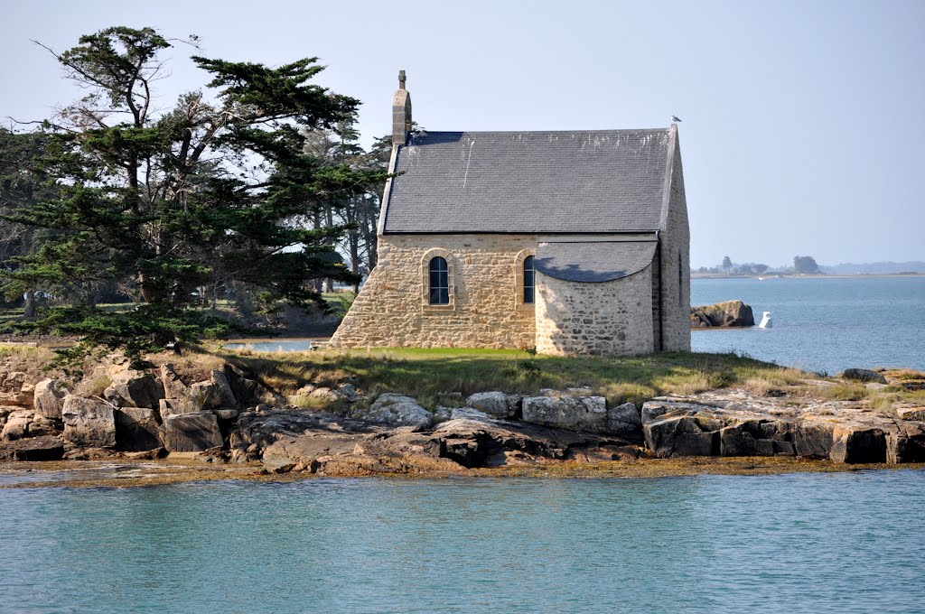 La chapelle de lîle Boëdic dans le Golfe du Morbihan by Michel GUERIN