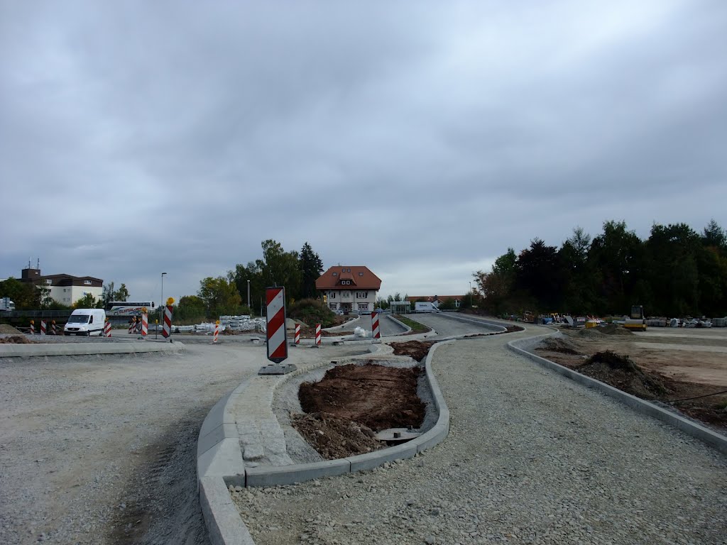 Freudenstadt, Ausbau B28, 2.10.2012: die Straßen um den Kreisverkehr südlich der Bahnlinie nehmen Gestalt an; hier die neue Zufahrt/Abfahrt von der Stuttgarter Straße (Bildmitte) ins Manbachgebiet. by Dieter Zinser (RDZfd…