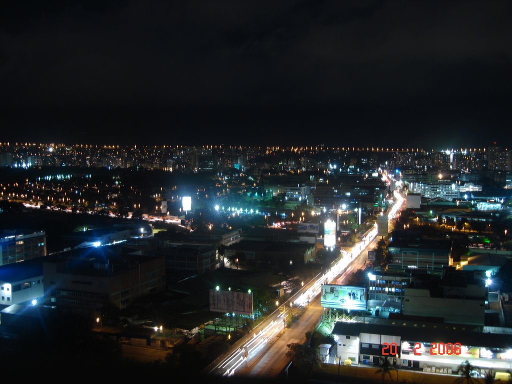 Vista de caracas desde la clínica Metropolitana de noche by Roberto Acosta