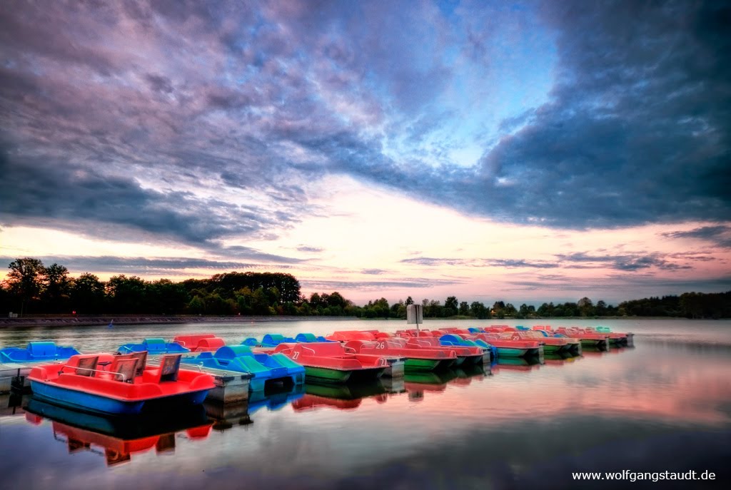 Seenlandschaft mit Wolken by Wolfgang Staudt