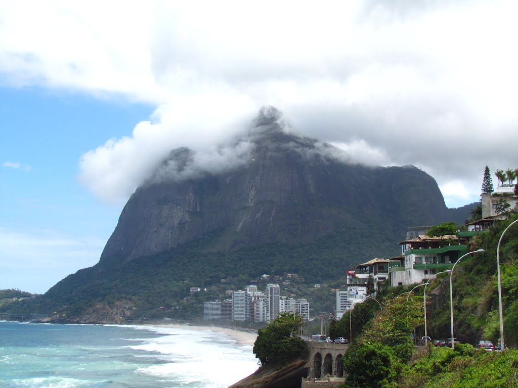 Pedra Bonita, vista da Av Niemeyer by PEDRO PAULO