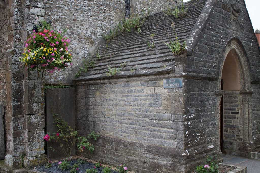 Entrée de l'eglise de Portbail by proost