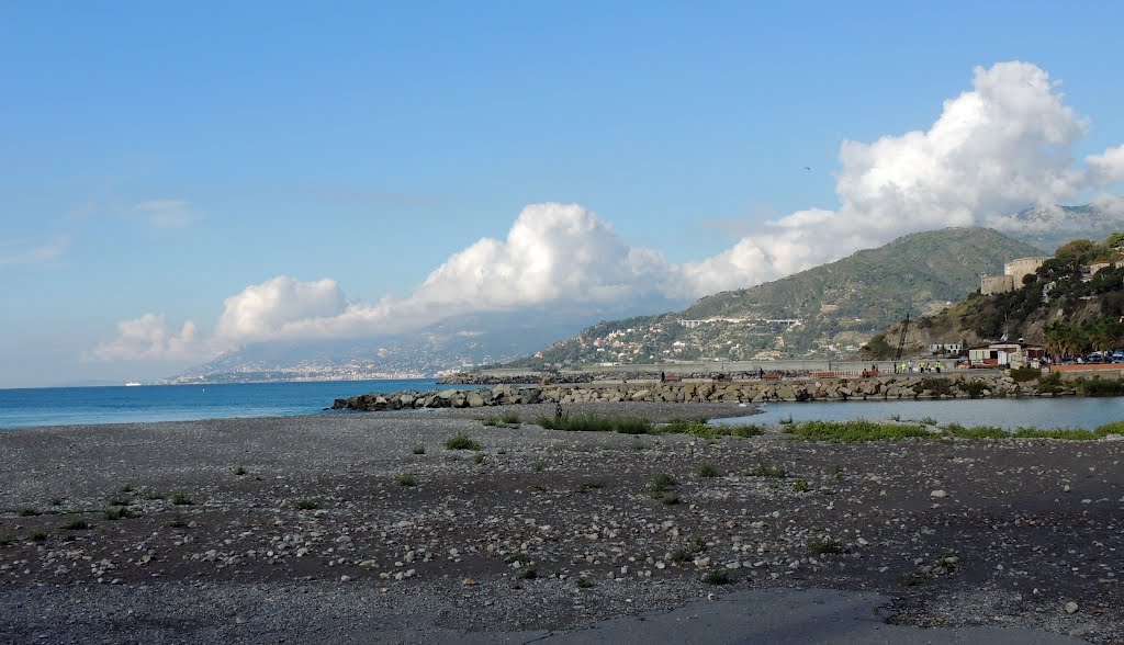 Mentone (F) da Ventimiglia (I) foce del Roja by albertoandsil