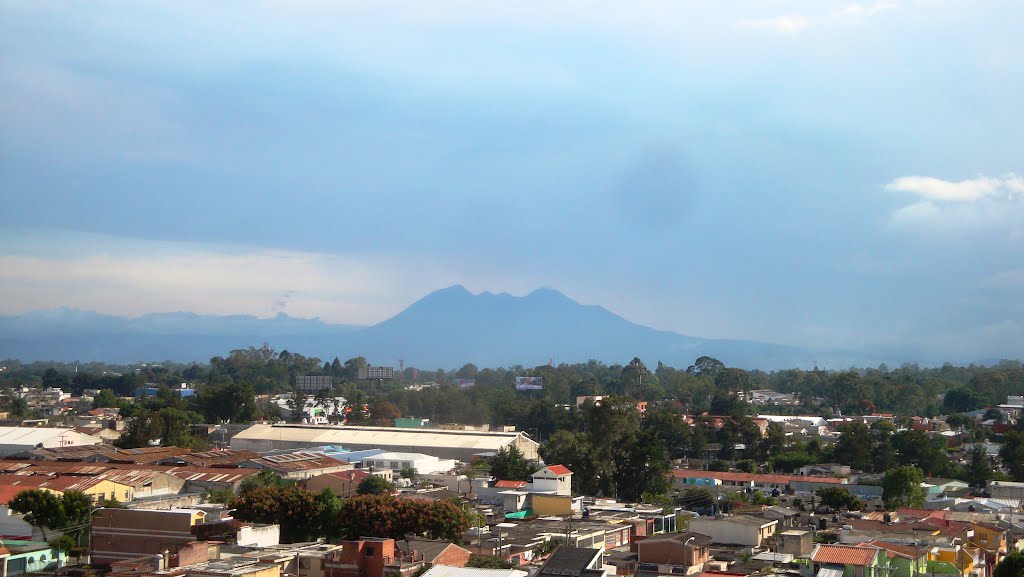 El Volcan Pacaya desde C.C. Miraflores by Jun Aj Pu