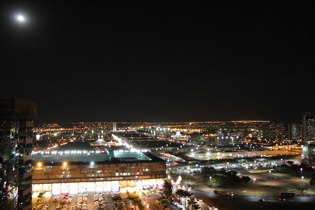 Di notte - Brasilia by Michele Colalillo