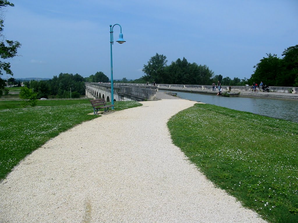 Pont du canal sur la Garonne by Daniel Gradel