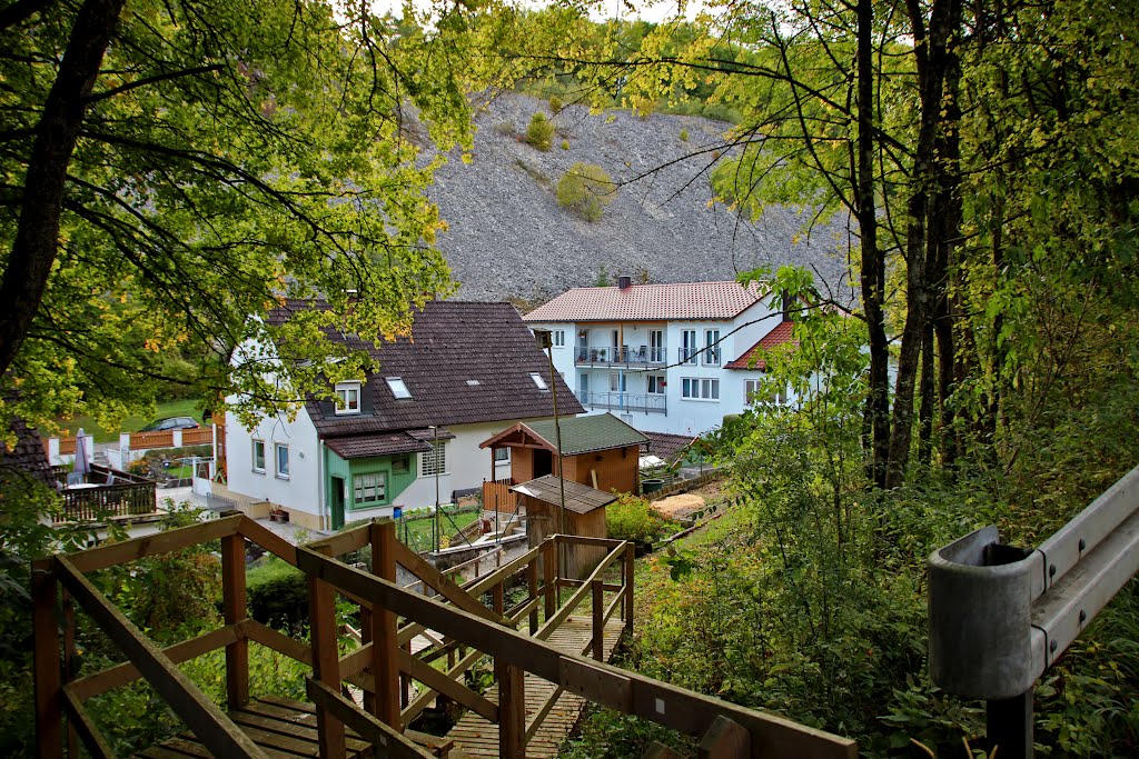 Mörnsheim Wohnhäuser unter den Abraumhalden der Steinbrüche by Contessa