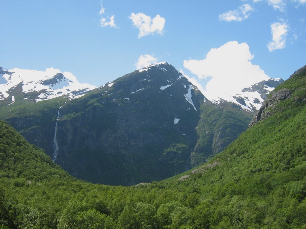 Near Briksdalsbreen by andulka