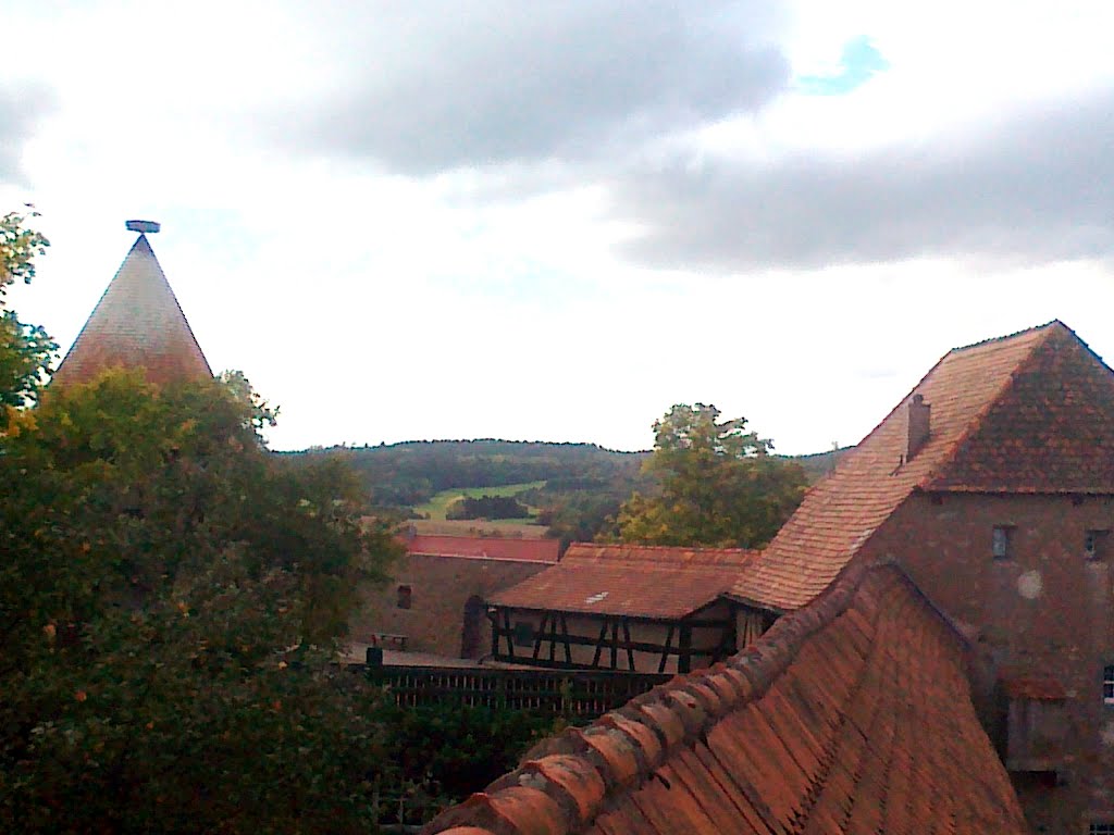 Blick über die Dächer der Burg Hohenberg by Wolfgang Kohl