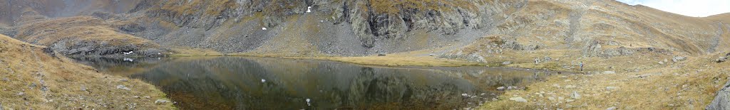 Lacul Iezerul Triunghiular (Panoramă) by Alexandru Gabriel Tudor