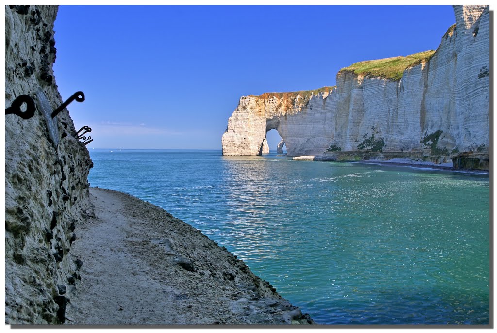 Manneporte et Porte d'Aval depuis le sentier de la Pointe de la Courtine by Foetal