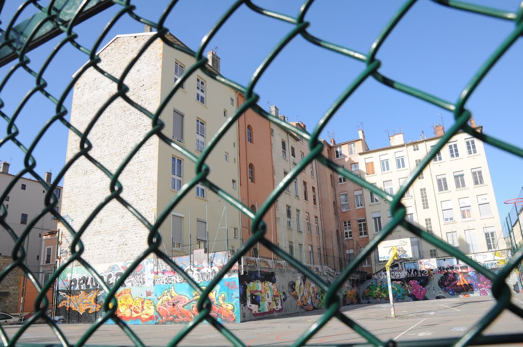 Immeubles Croix-Rousse et Terrain de basket by Jérôme Derancourt