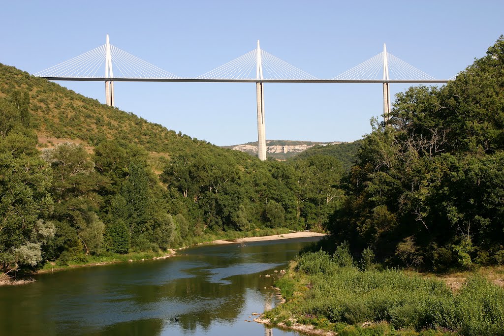 Viaduc aux pieds dans l'eau by Michel Lerbour