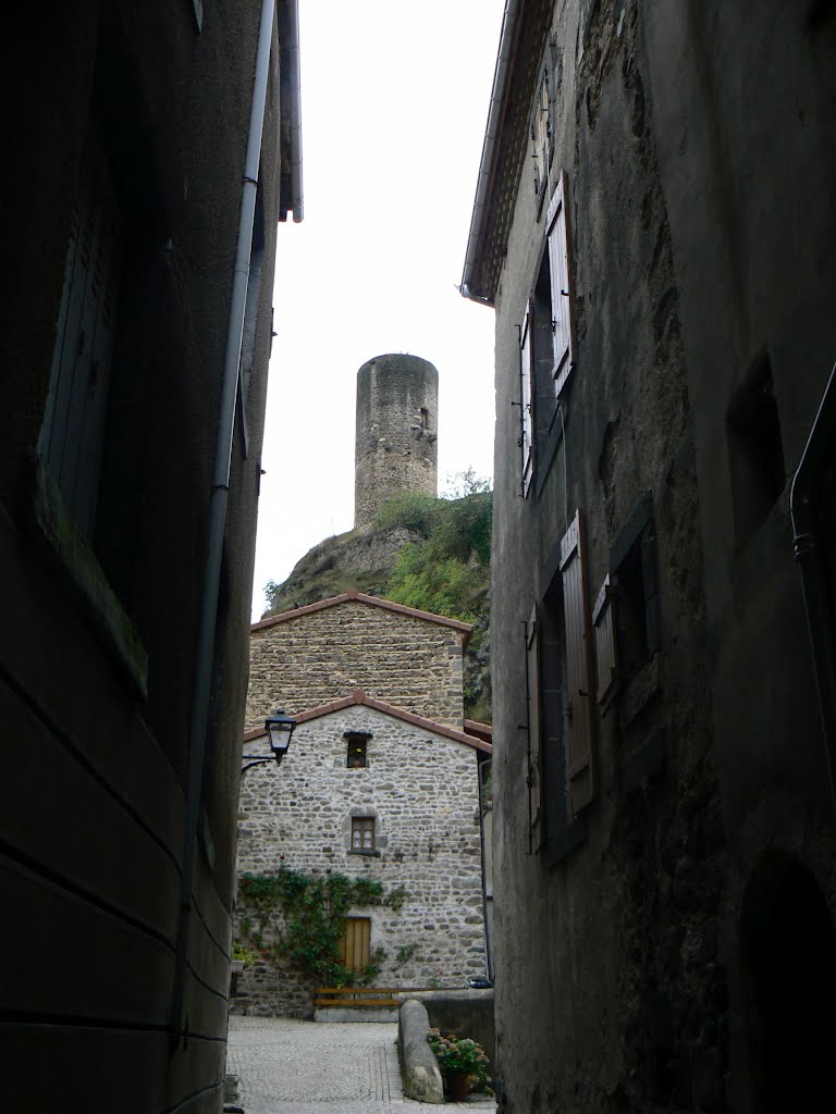 Saint Floret - Ruelle et donjon by Luc Kessel