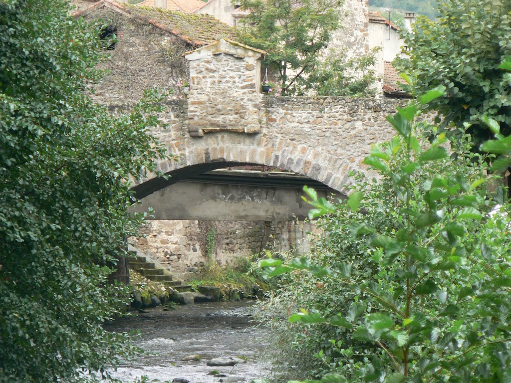 Saint Floret - Pont médiéval by Luc Kessel