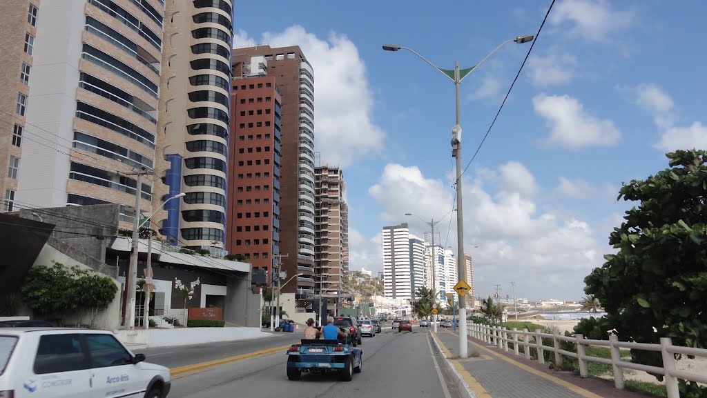 Avenida Gov. Silvio Pedrosa junto a Praia da Areia Preta - Natal - Rio Grande do Norte - Brasil by Paulo Yuji Takarada