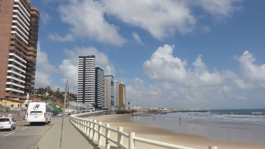 Avenida Gov. Silvio Pedrosa junto a Praia da Areia Preta - Natal - Rio Grande do Norte - Brasil by Paulo Yuji Takarada