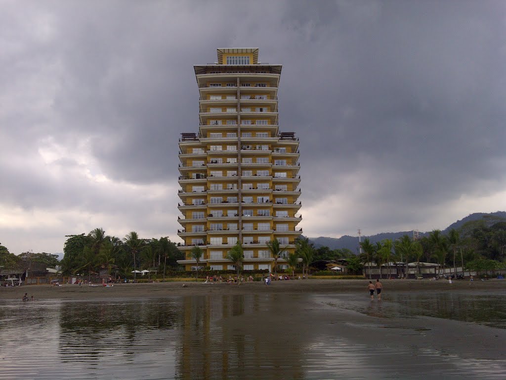 Edificio en Playa Jacó by Marlon Molina