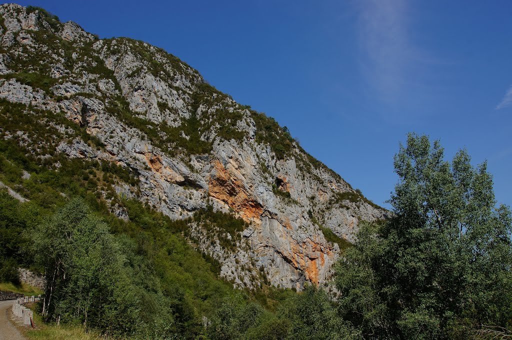 09300 Montségur, France by Jürgen Düring