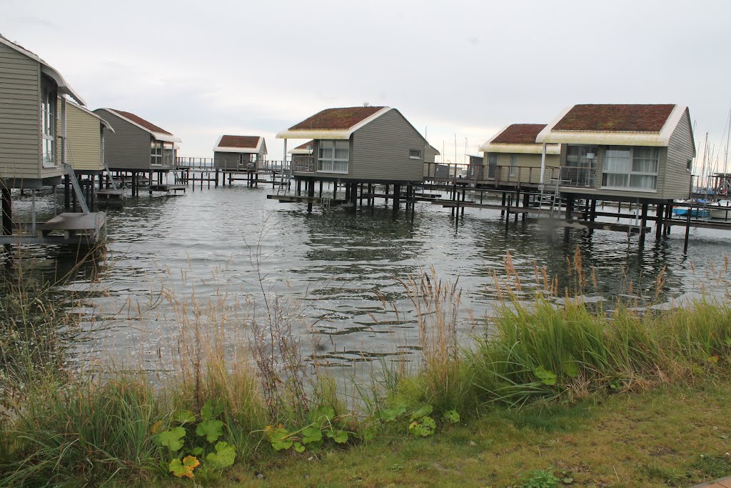 Blick auf die Pfahlbauten der Lauterbacher Marina auf Rügen am Mittwoch, dem 26. September 2012 vormittags by Wolfgang Hanko