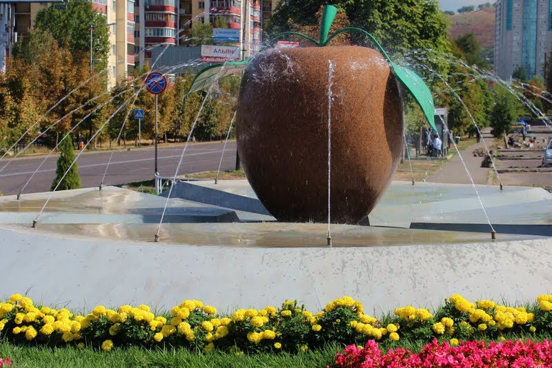 Almaty: Apple fountain by Dr. Thomas Liptak