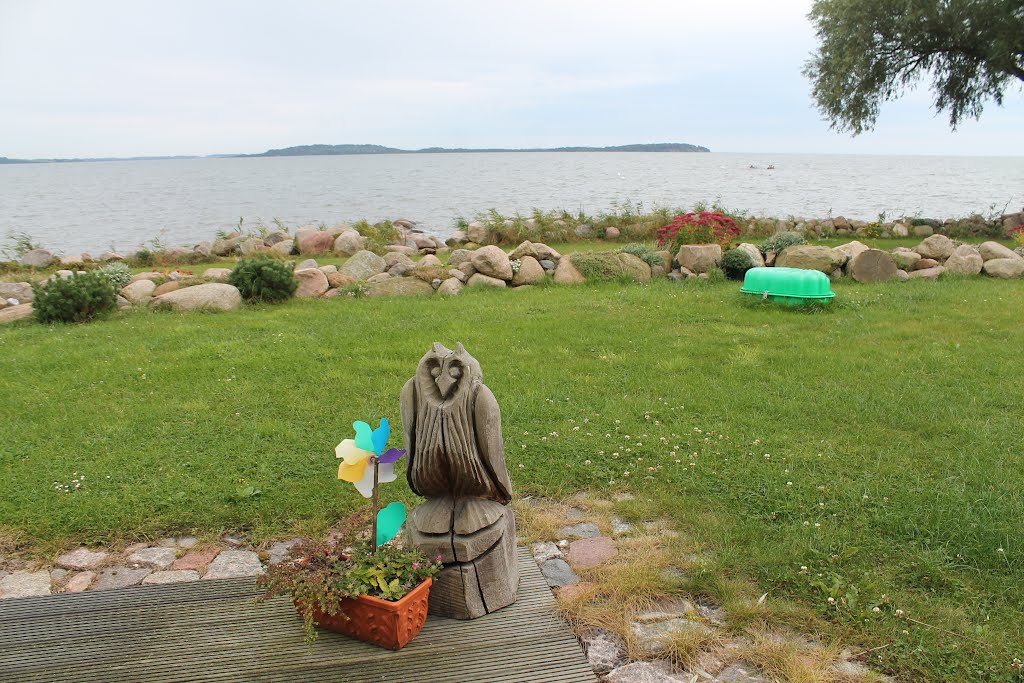 Blick von einem Garten in Neukamp auf Rügen zur Insel Vilm am Mittwoch, dem 26. September 2012 nachmittags by Wolfgang Hanko