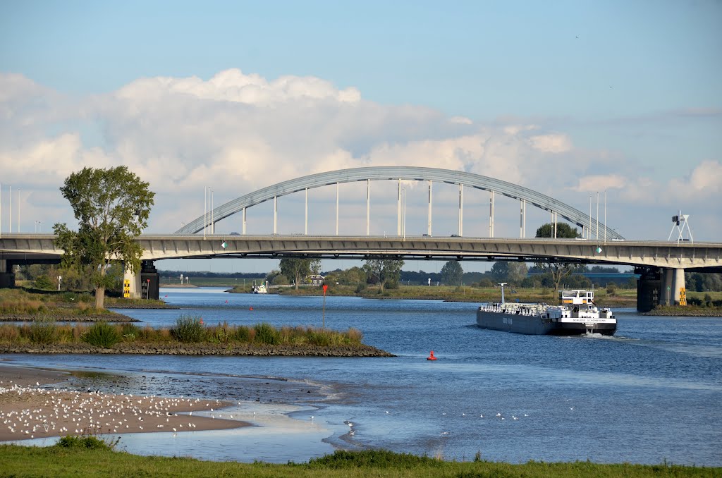 Old steelbridge over the Lekriver with the 2 new concrete ones in front by Henq