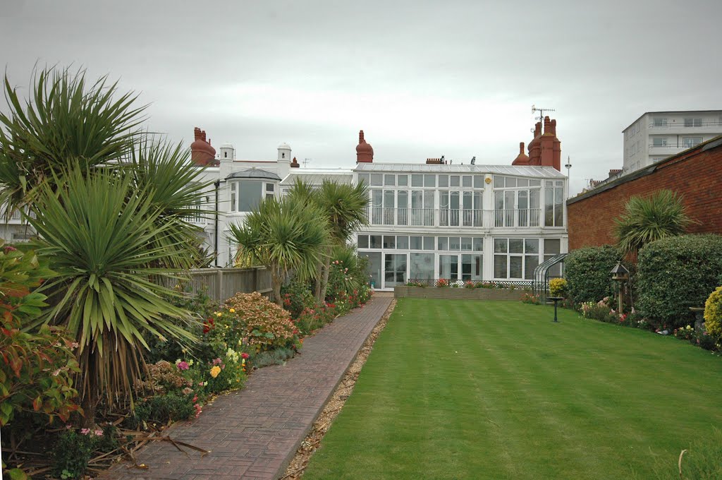 On Channel View, Bexhill-on-Sea by Bressons_Puddle