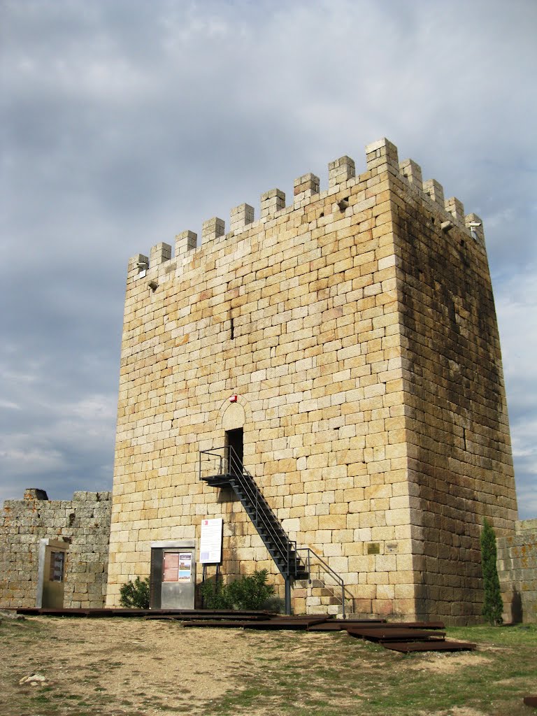 Torre vista do interior by A Almeida